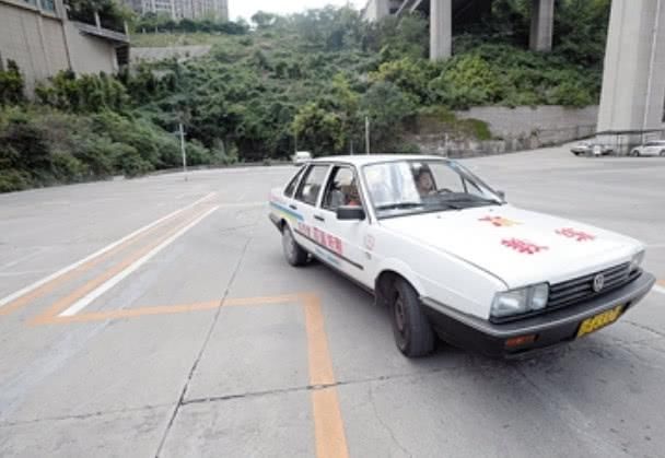 侧方位停车不会?老司机教你这个方法,一分钟搞