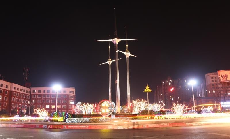 周口项城:炫彩灯光迎新春