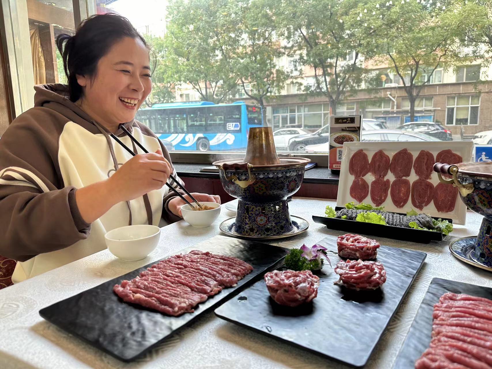立冬将至老字号里吃热乎的饺子、烤肉、鱼头…… 立冬将至老字号里吃热乎的饺子、烤肉、鱼头……