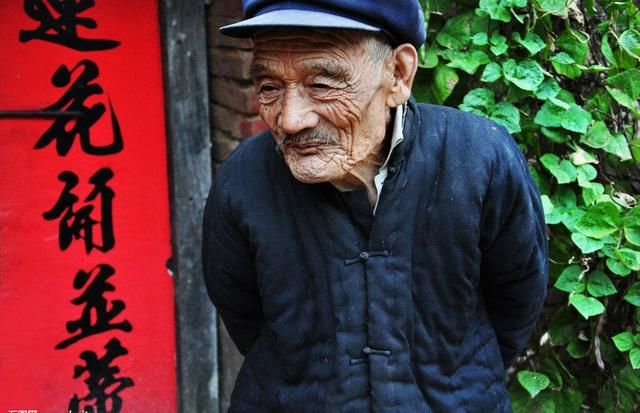 女儿订婚,父亲叫了满桌素菜,被婆家笑话穷酸,买