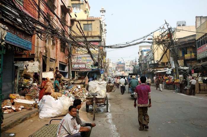 印度新德里商业繁华,发现这里的人只热爱骑三