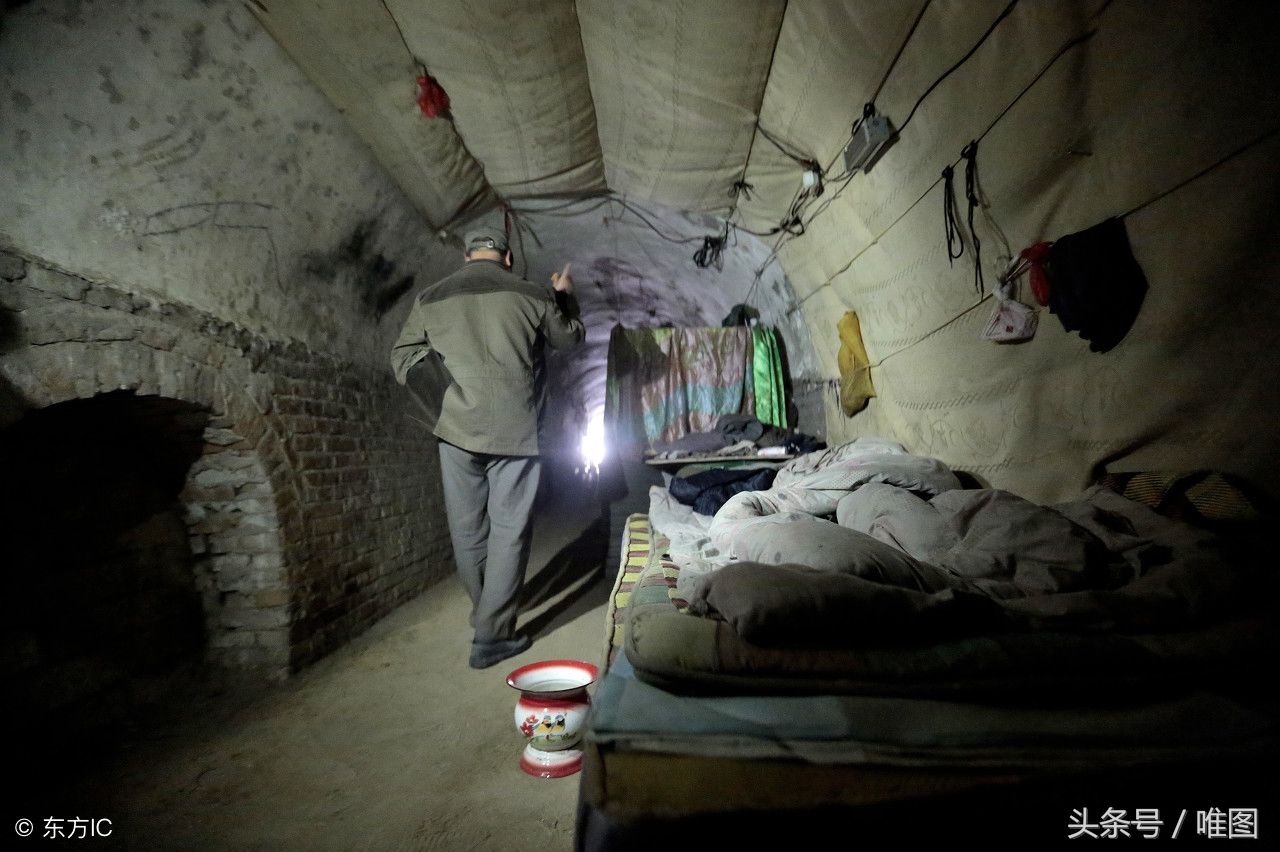 老汉在防空洞里居住20余年 进去需要经过两道门 洞内近80米深