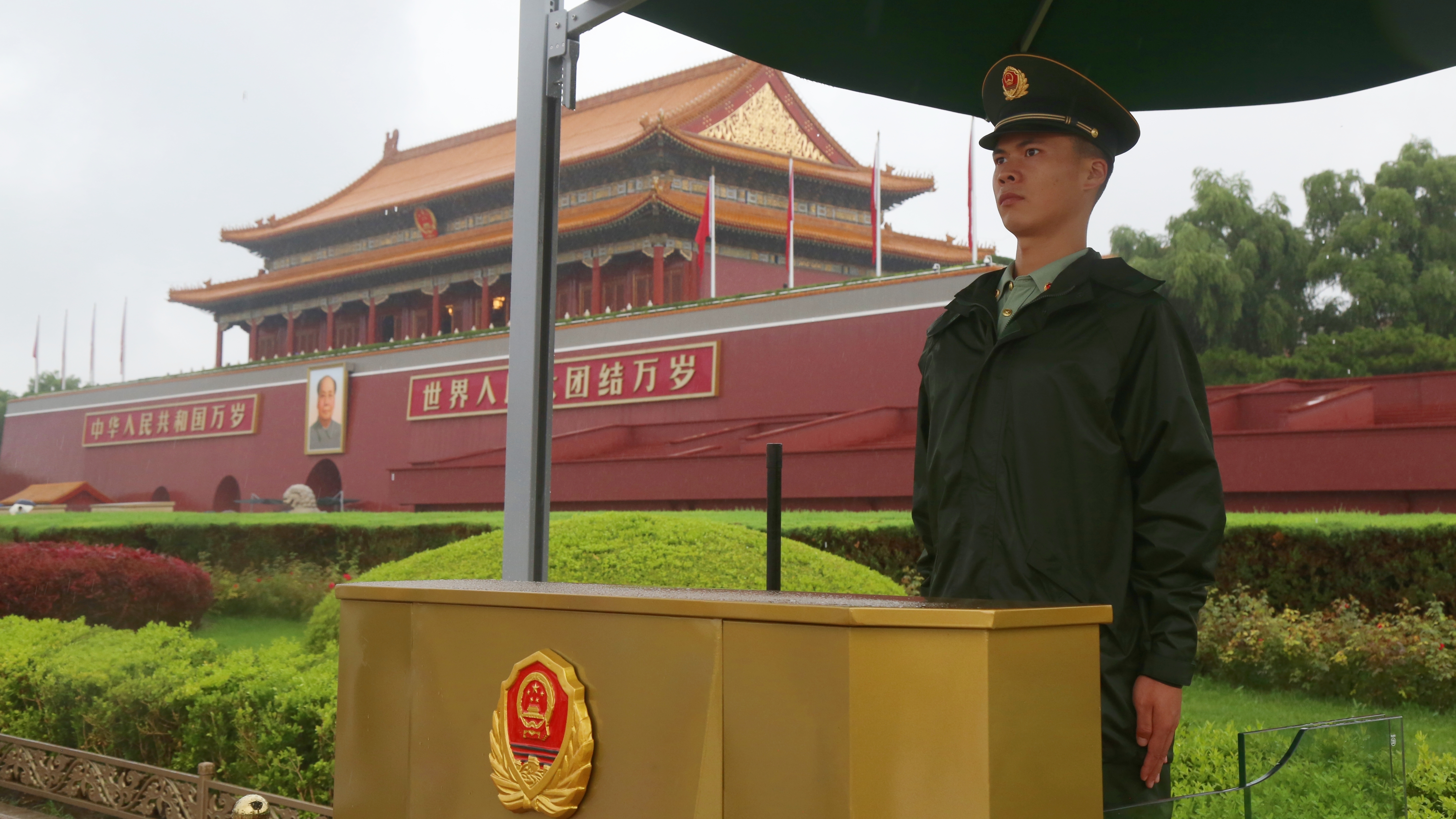 回看天安门前武警战士雨中执勤，贼啦帅！