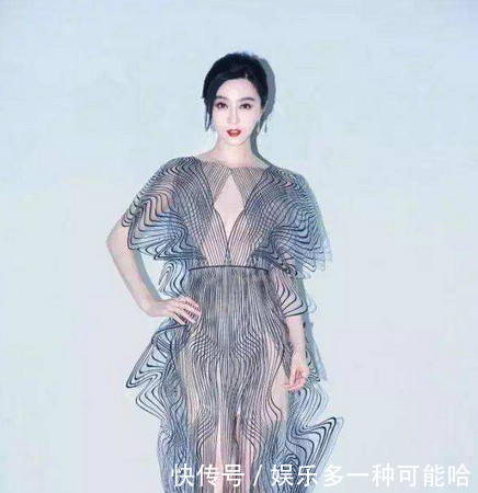 范冰冰太豪放了!蓝色开叉裙直逼大腿根,网友敢