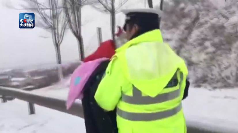 暖心!雪天车辆追尾 交警抱伤儿奔一公里救治 暖心!雪天车辆追尾 交警抱伤儿奔一公里救治