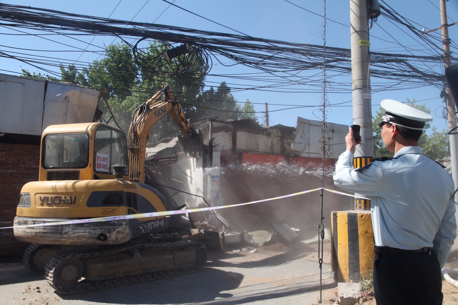 丰台长辛店街道拆除蟒牛河岸边万余平米违建-北京时间
