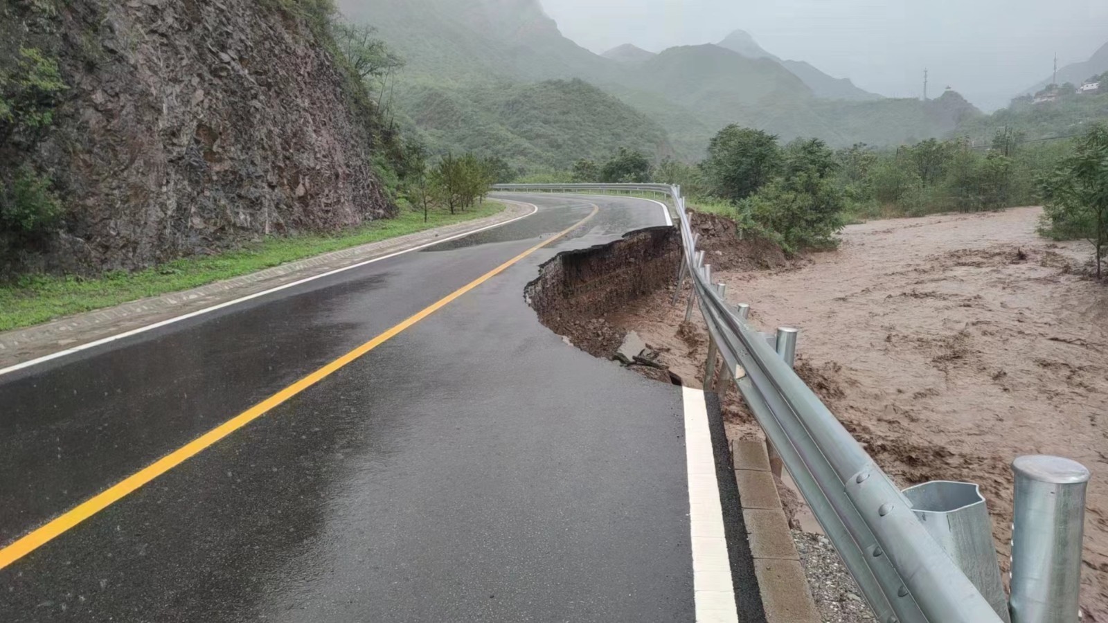 门头沟区双大路（龙门口村附近）K38+500处发生路面塌陷 道路半幅封闭
