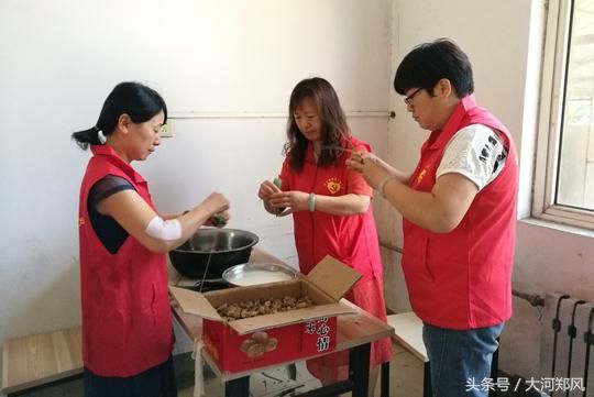 中牟县林场志愿者包粽子送爱心 农民工共享香