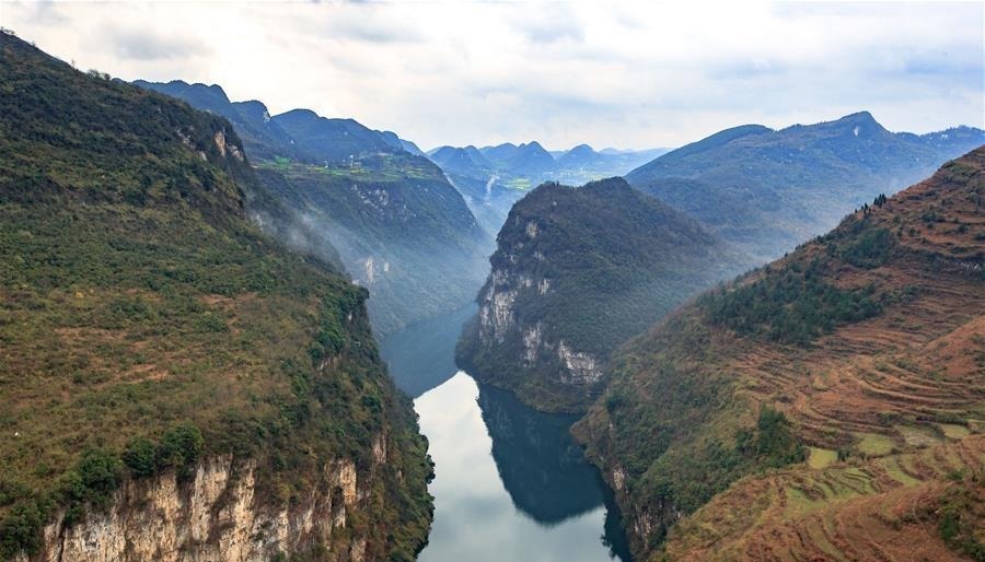 这是3月14日拍摄的鸭池河大峡谷风光。位于贵州省毕节市境内的鸭池河大峡谷坡陡山高，碧绿的鸭池河在峡谷中奔流，呈现出一幅壮丽景观。