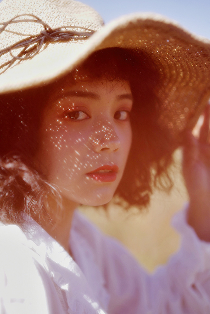 网红卧蚕阿姨晒湖边朦胧写真 柔光美景似梦幻