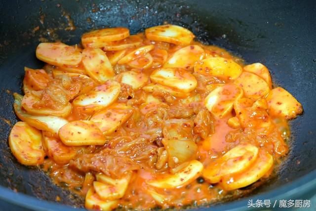 一袋年糕配上一盒辣白菜,自己简单炒一炒都比