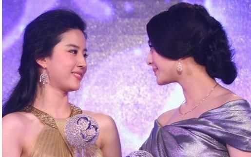 刘亦菲曾经也是直角肩,同框比范冰冰还白,但腿