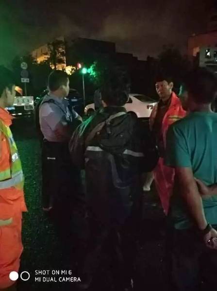 陈开玉有些担心妻子，马上停下来给她打电话，却是无法接通.....再打，依然无法接通。他顿时浑身毛了起来，赶快打通所有亲友的电话，开始了漫无边际的寻找。大伙儿沿着路边的水道，翻木堆，挖淤泥，找遍了紧邻的地方，能问的都问了。“看到穿着橘色制服的人，顿时觉得有了希望。”当时现场已经有很多救援队员在努力排水、打捞，陈开玉多么渴望能从他们口中得知妻儿的下落。