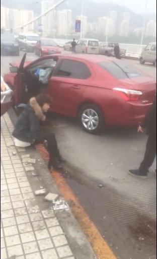 重庆坠江大巴救援仍在继续 责任该由谁来承担