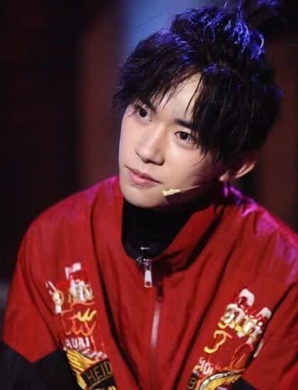 易烊千玺也开始皮了!拍照时偷吃草莓害制片组