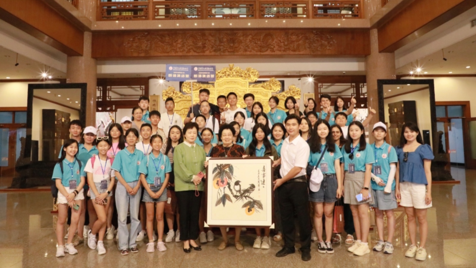 第六届全球华语朗诵大赛集结营探访中国紫檀博物馆 第六届全球华语朗诵大赛集结营探访中国紫檀博物馆