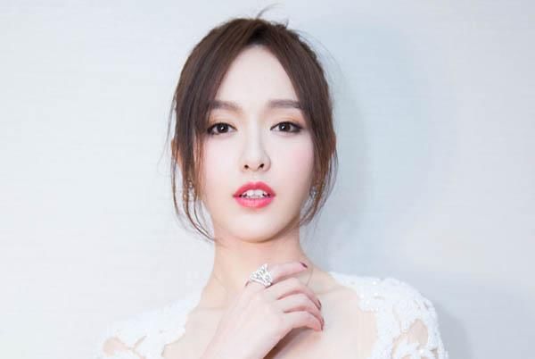 看完杨幂和唐嫣画的,再看迪丽热巴和baby的,笑