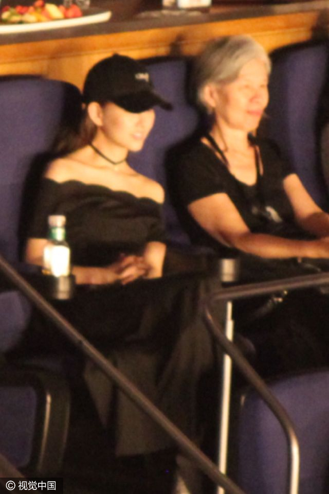 昆凌与婆婆叶惠美看周杰伦演唱会 不时热聊