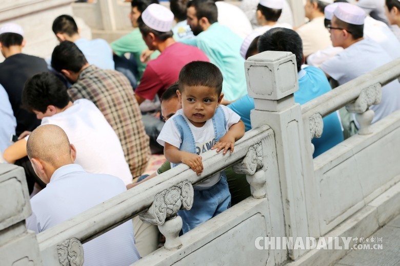 穆斯林在莱麦丹(第9月)全月斋戒，斋月最后一日寻看新月，见月次日开斋，即为开斋节；如未见新月，则继续封斋，节期顺延，一般不超过3天。