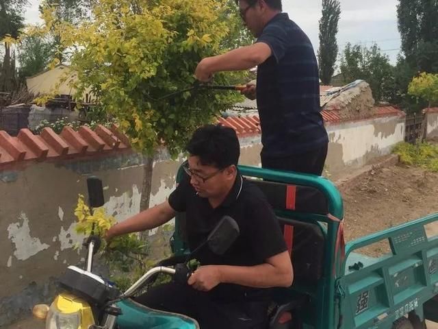 奈曼嘎查村用大喇叭宣传党的扶贫政策(通辽市