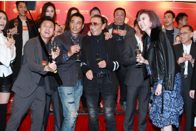 谢贤与任达华自拍弄撒香槟 与老板杨受成邻座热聊