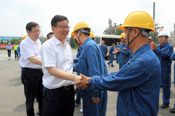 抚顺石化公司总经理李天书向高宏彬汇报企业管理,生产运行等方面情况.