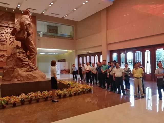 琼中县组织领导干部外出考察取经 助力脱贫摘