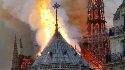 巴黎圣母院发生严重火灾 852年历史中轴塔倒塌 巴黎圣母院发生严重火灾 852年历史中轴塔倒塌