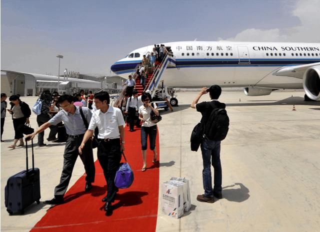 中国游客去新加坡,刚下飞机就愣住了:我这是在