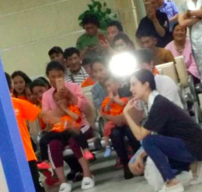 范冰冰风波后首现身,医院看望33位患病儿童,9