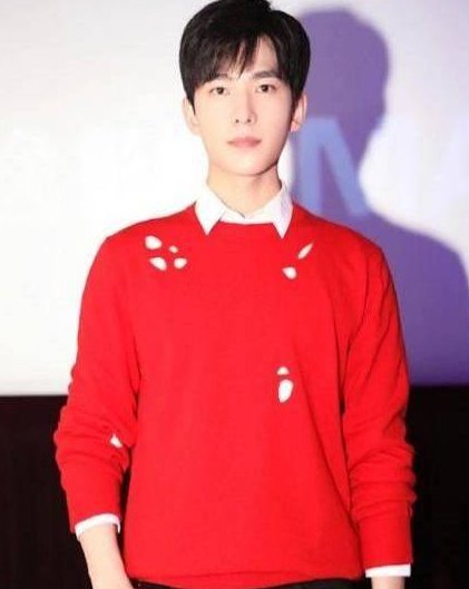 王俊凯穿红衣,鹿晗穿红衣,杨洋穿红衣,都不如他