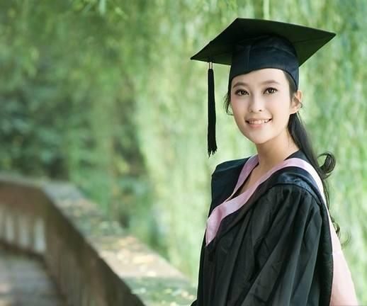 么大学毕业典礼上,校长要给毕业生拨正流苏?很