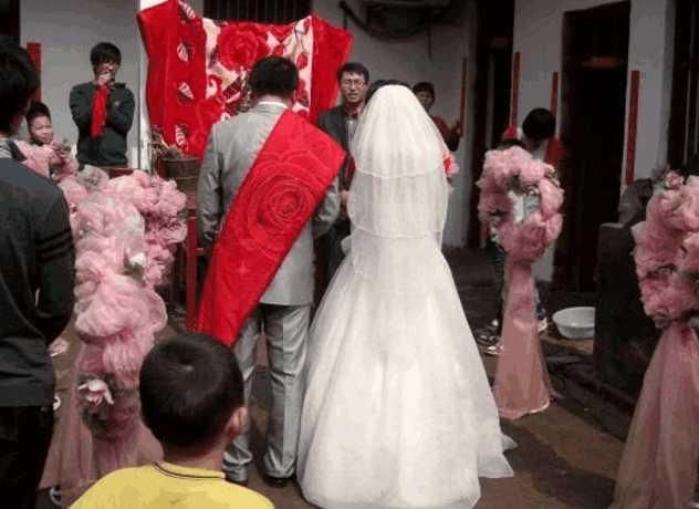 湖北新娘向男方要十万彩礼,却只陪嫁一床被子