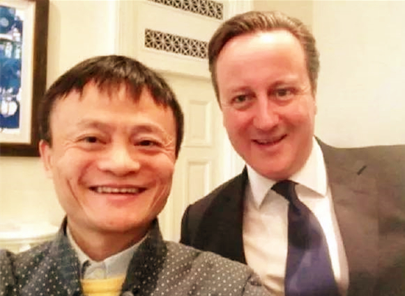 这是3年前马云和时任英国首相的卡梅伦的自拍画面,还被卡梅伦发到了自己的社交网站上面,引起了全球热议,后来马云还出任英国首相特别经济顾问;这让阿里巴巴在和英国伙伴合作时多了一些有利条件。