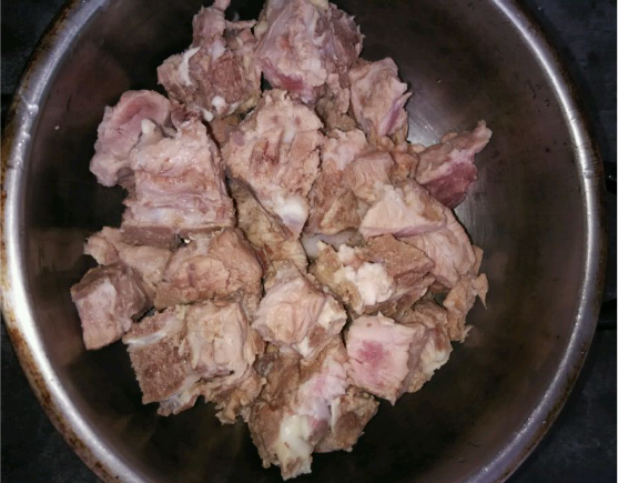 妈做的铁棍山药烧排骨太好吃 爸怨我馋嘴