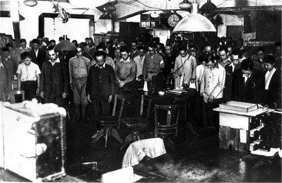 看完德国投降时民众的反应,再看日本投降时民