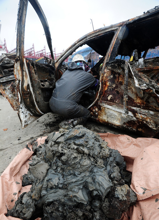 韩"世越号"众多汽车残骸被发现:浸泡三年变形严重