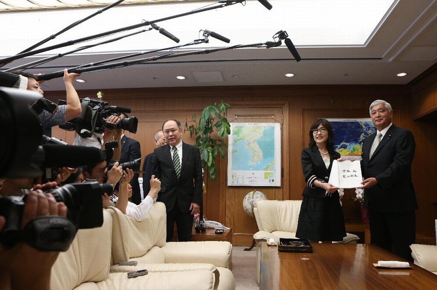 有分析指出，稻田在政治信条上与安倍相近，把安倍看作政治导师，被外界视为安倍的继承人人选之一。如今安倍让她在内阁出任要职，使她的地位大大提升，让她距权力核心更近了一步。