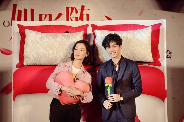 陈晓穿湘绣西装,我能用惊艳这个词语吗?