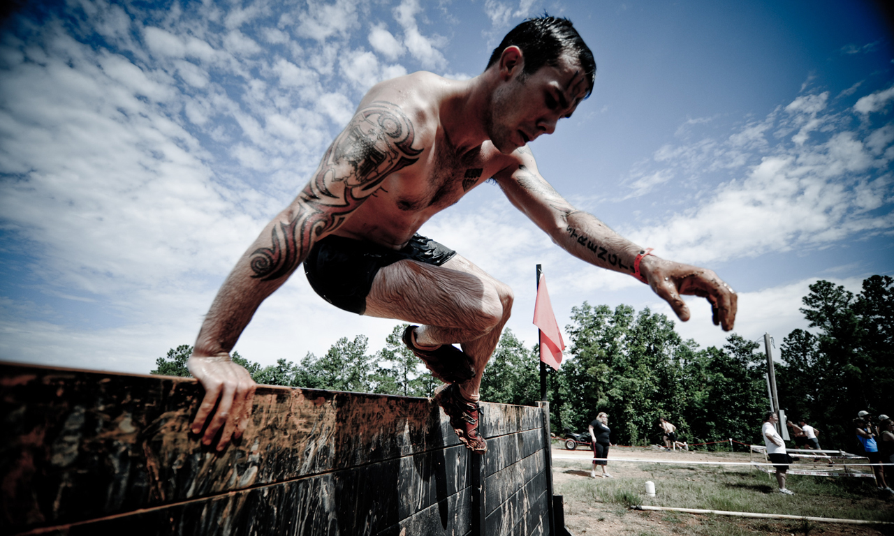 CMC（The Civilian Military Combine）是最具军事影响力的障碍赛，所以如果你想挑战军事训练的话，那么这项比赛就是为你而来的。图为选手翻越高墙。