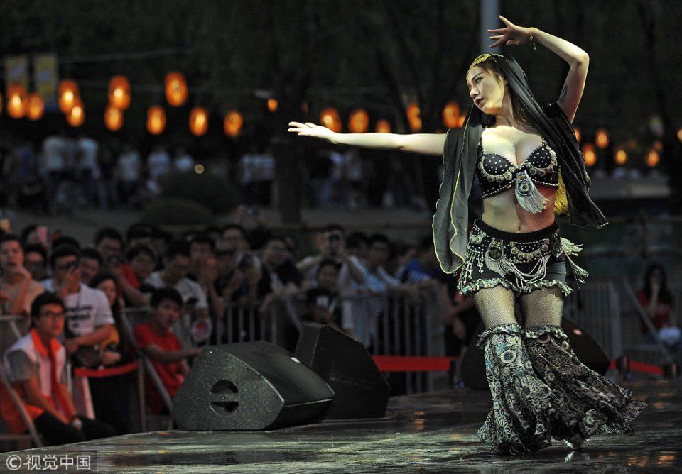 武汉斗鱼直播节火热进行 二次元歌舞游戏对战