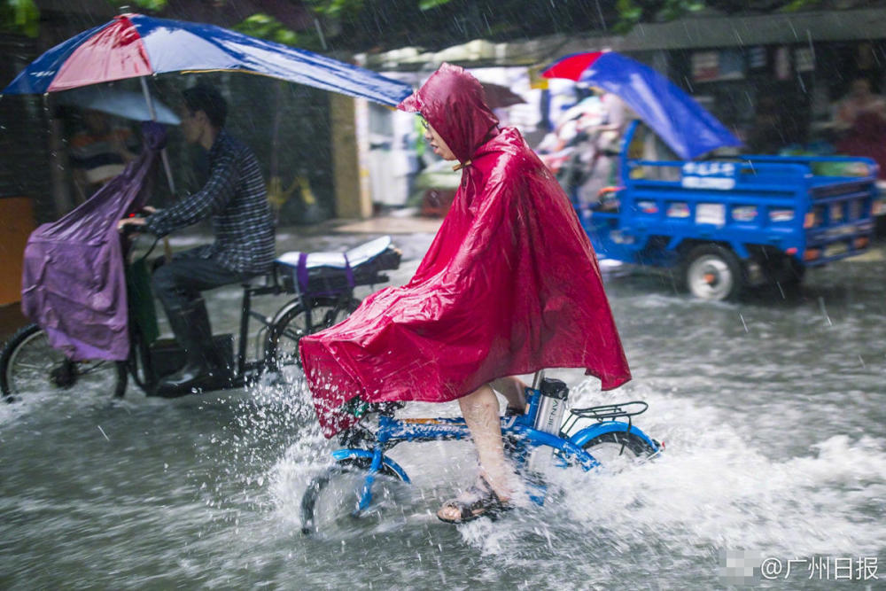 廣州暴雨來襲道路積水 市民冒雨