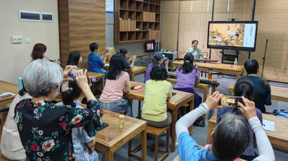 主播点评：蹭老式”学习走红 老年大学因何“圈粉”年轻人？
