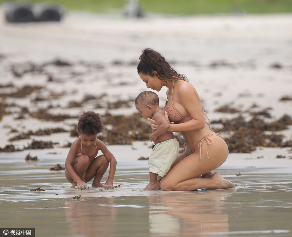 当地时间8月18日,金·卡戴珊(Kim Kardashian)带女儿小西北和儿子沙滩玩耍,卡戴珊身穿裸色系带比基尼似“”,女儿与妈妈同款可爱十足,在沙滩上卡戴珊全程呵护幼子母爱爆棚,然而抢镜的还是翘臀。图为卡戴珊母子三人发现某物。