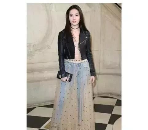 裤子外面套裙子的尴尬穿法,景甜关晓彤绝对不