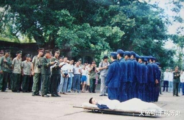 交换战俘,解放军立刻扔掉越军衣物,越军很没出息