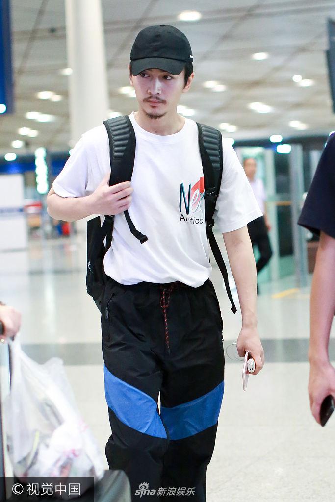 新浪娱乐讯 2017年8月30日讯,北京,8月30日,陈晓深夜回京现身机场,一