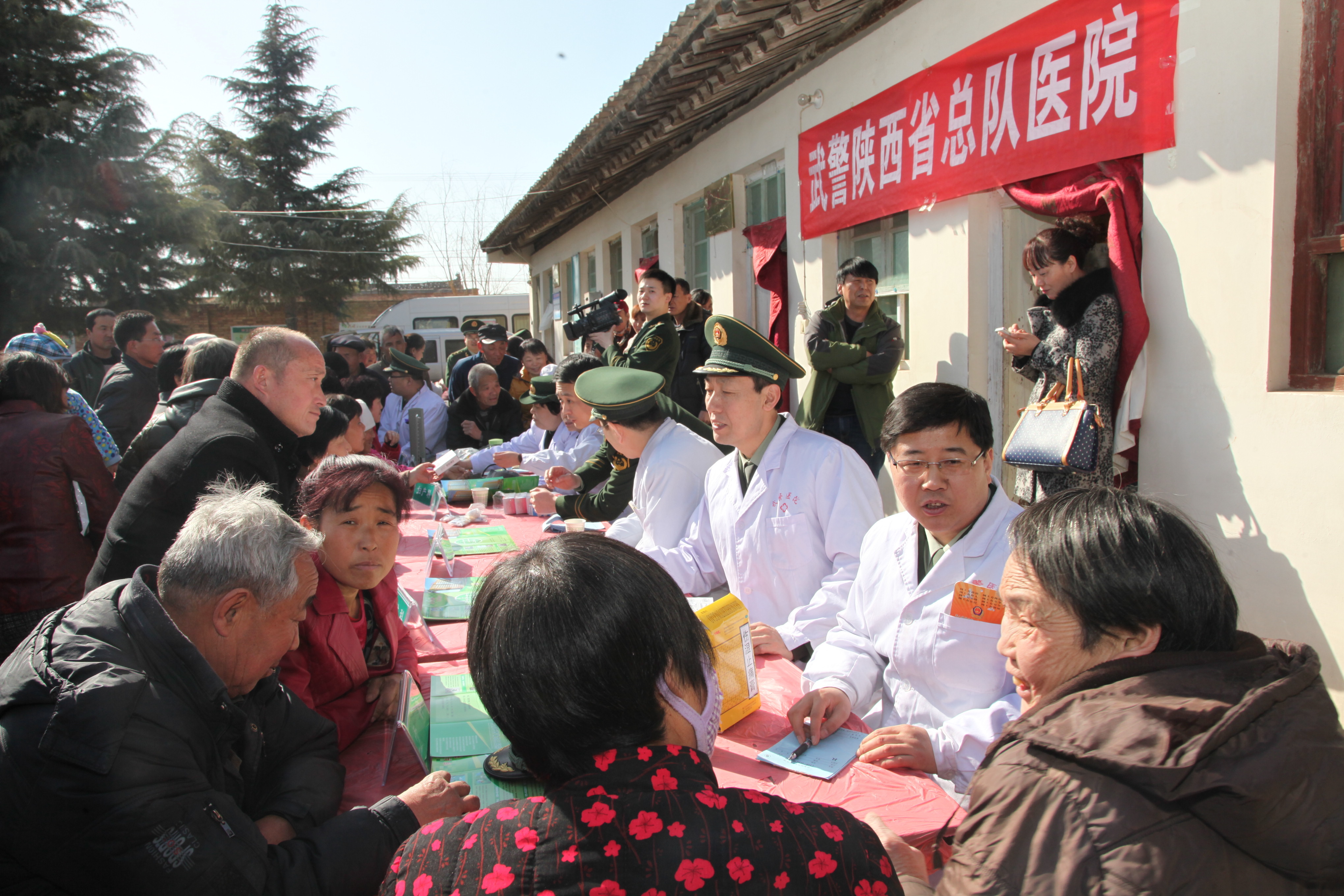 2015年2月13日，武警陕西省总队医院组织医护人员深入偏远乡村送医送药。图为义诊现场。党忠斌摄