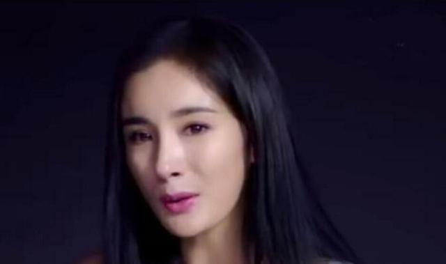 比起杨幂脸僵最恐怖的是下巴,一种迈克尔杰克