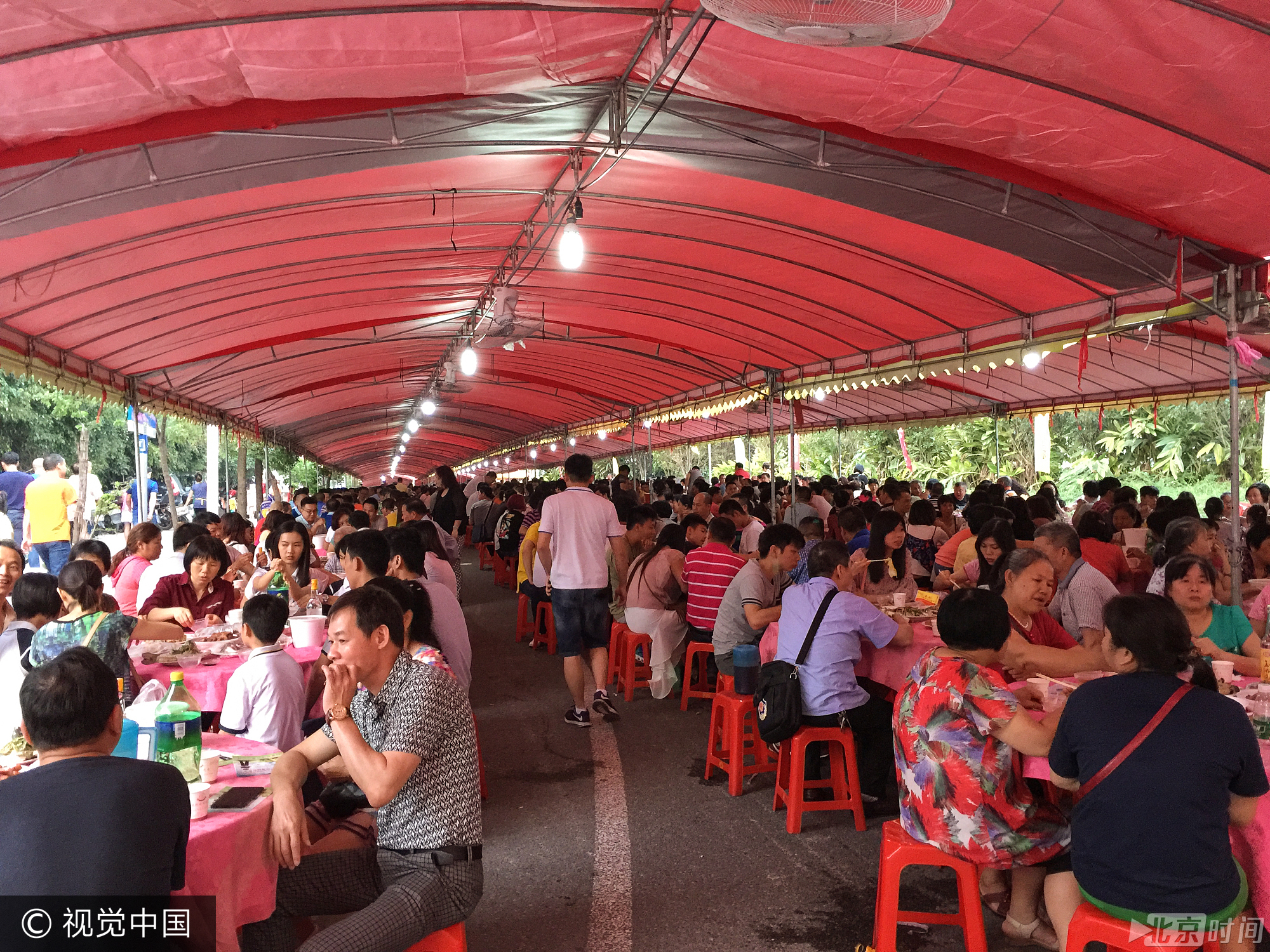 广州番禺区大石大山村每逢端午节都会短暂封路摆上九百多围龙船饭庆祝端午节!节日气氛浓厚,村民们其乐融融!